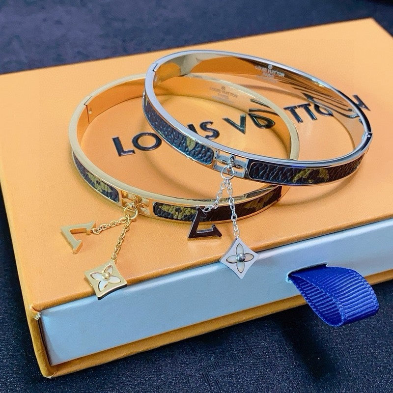 18K Louis Vintage Pendant Gold Bracelet