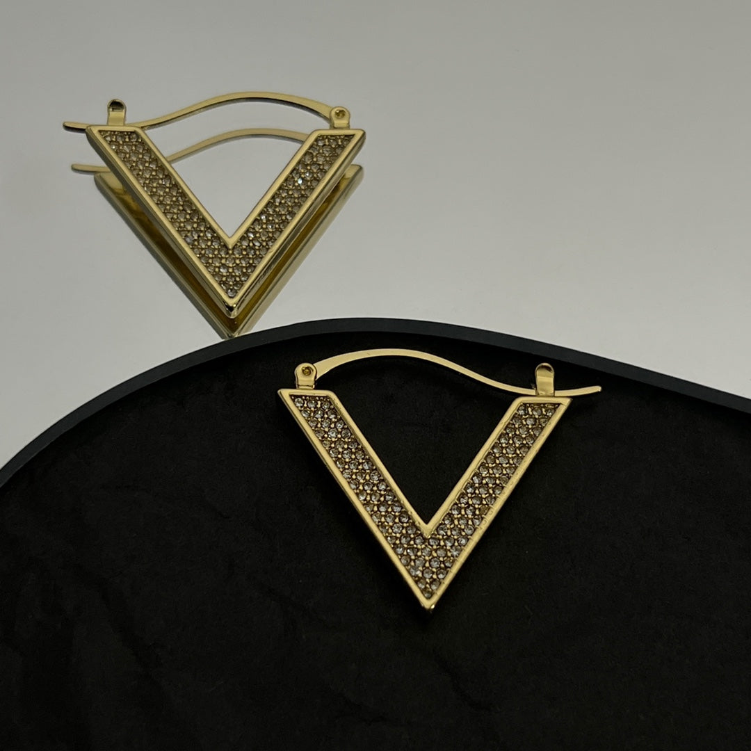 18K Vlogo Diamonds Earrings