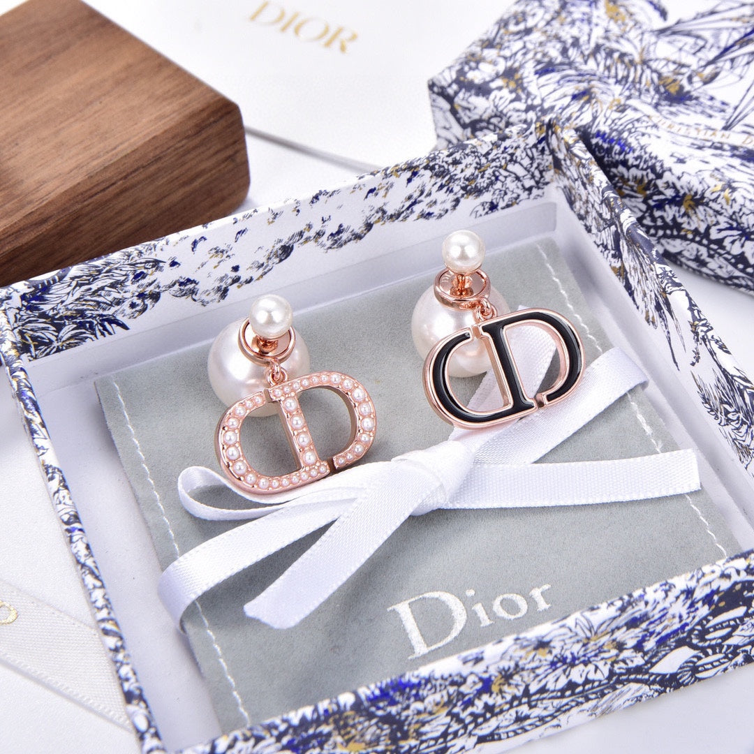 18K CD 30 Montaigne Earrings
